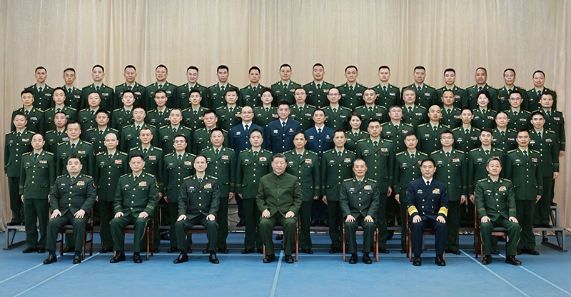 11月29日，中共中央總書記、國家主席、中央軍委主席習(xí)近平到武警海警總隊(duì)東海海區(qū)指揮部視察。這是習(xí)近平親切接見東海海區(qū)指揮部有關(guān)同志，同大家合影留念。